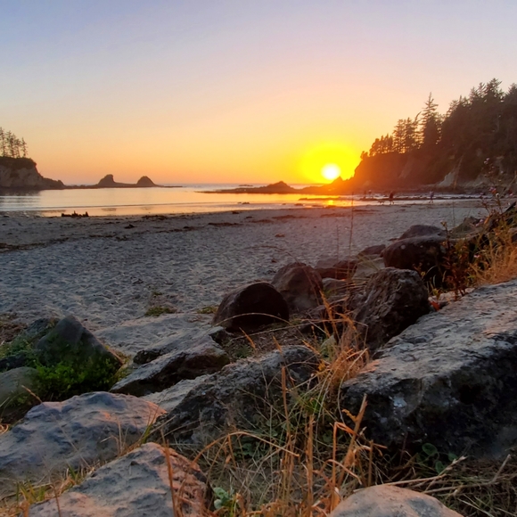 So happy you're here β€οΈ A little about me & my closet - Picture 6 of 8